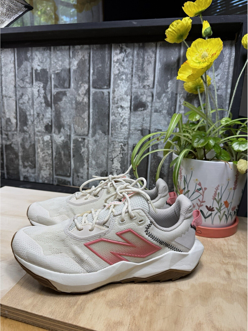 New Balance DynaSoft Nitrel v6 White/Pink Low Top Lace-Up Mesh Sneaker WTNTRCS6